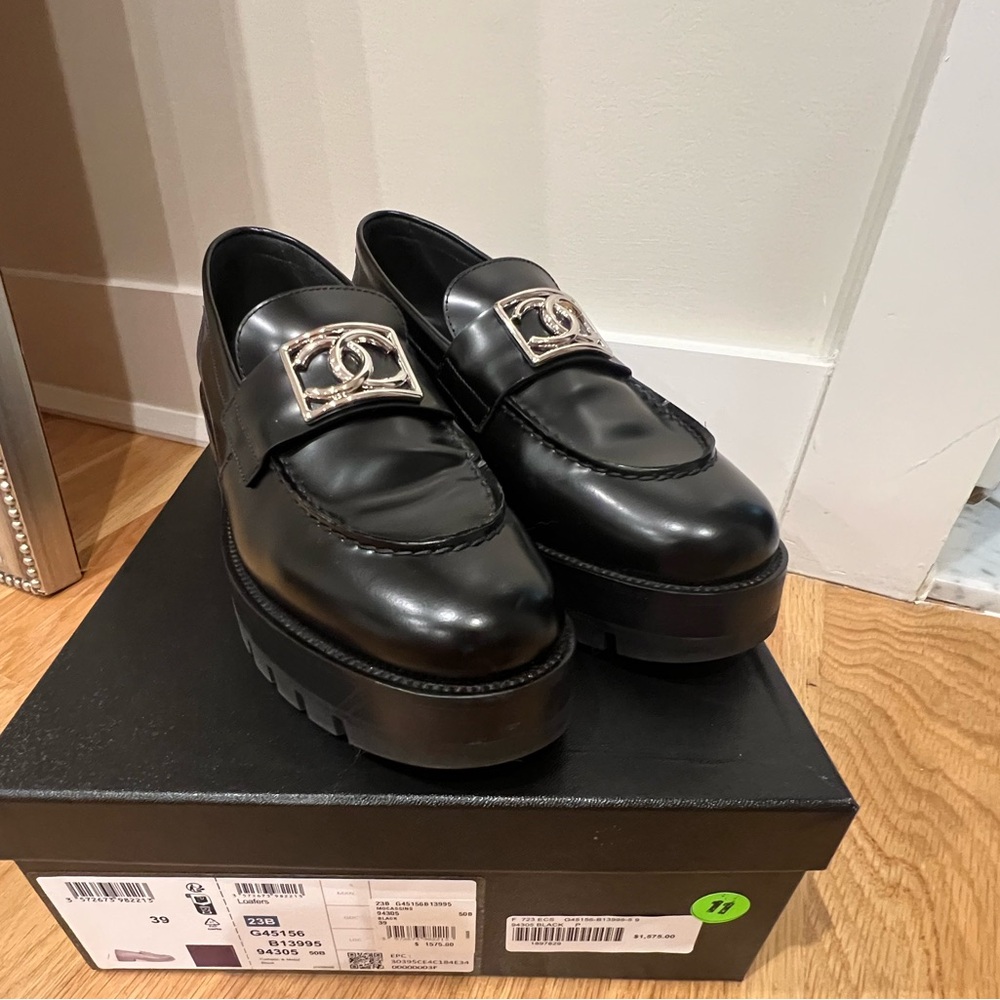 CHANEL black loafer, block platform heel. Very good condition.